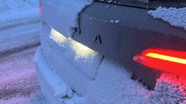 Sníh na SPZ rozhodně není omluva. I nevinné přehlédnutí může skončit zákazem řízení
