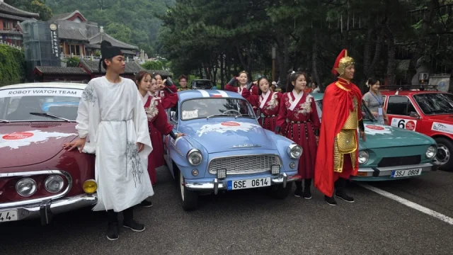 Historická auta z Česka jsou obrovskou atrakcí v Pekingu. Dostala se až pod Velkou čínskou zeď