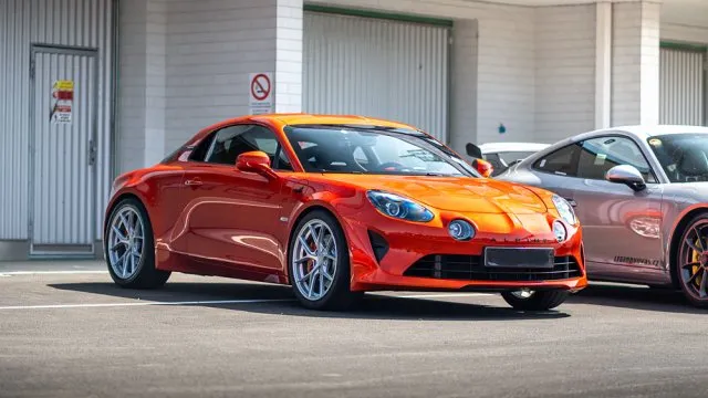 Projel jsem se s Alpine A110 S na závodním okruhu. Je to jedno z nejzábavnějších aut současnosti