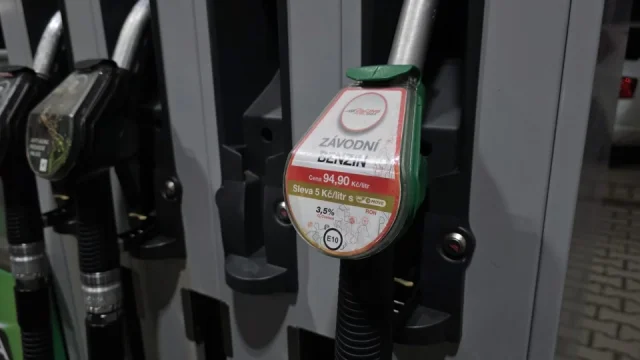 95 korun za litr benzinu. To není předčasný apríl, ale realita české čerpací stanice