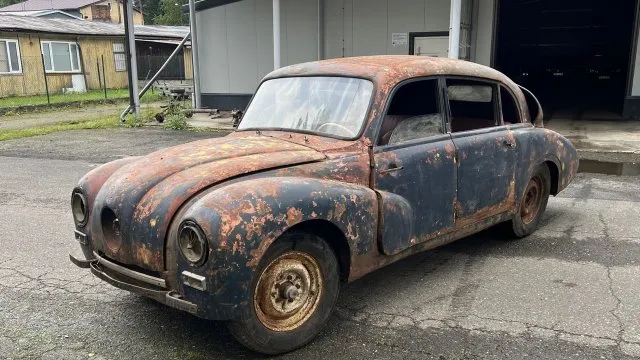 Slavná Tatra 87 kdysi sloužila v Moskvě, teď se prodává za dva miliony. Dopadla, jako komunismus sám