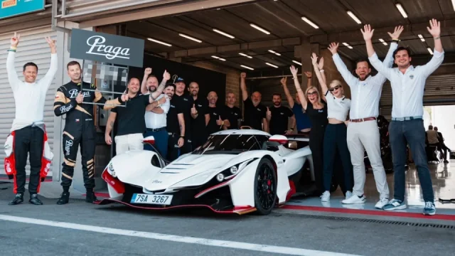 Český supersport rozdrtil italskou konkurenci. Praga Bohema je nejrychlejší auto na trati formule 1