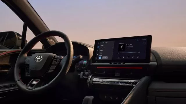 Řídili jsme mezi prvními. Nová Toyota C-HR je oproti předchůdci výkonnější a má lepší jízdní vlastnosti