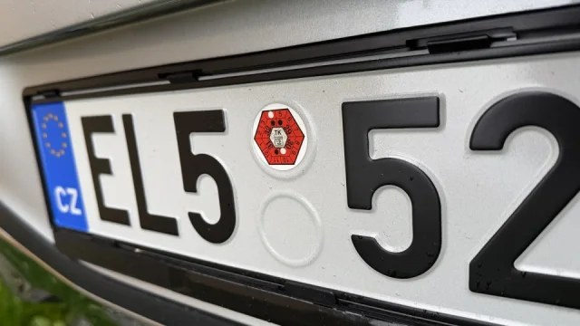 Česko chystá velkou změnu kolem STK. Všem známé červené nálepky končí, nahradí je internet