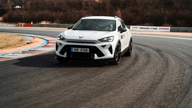 Tuning, který má smysl. Upravené Cupry na okruhu v Mostě proženou i Porsche