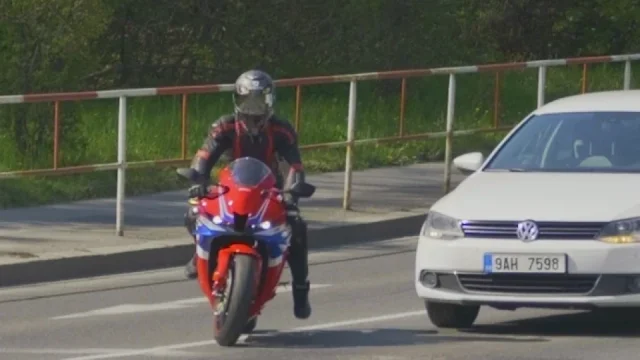 Vysoká pokuta i zákaz řízení. Motorkáři v kolonách téměř vždy porušují zákon. Často o tom nevědí