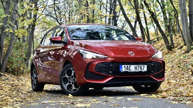 Čínských aut se už není třeba bát. MG 3 to dokazuje svým unikátním hybridním motorem a „jiným“ vizuálem