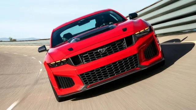 Nový Ford Mustang Dark Horse SC má techniku ze Shelby GT500. Velkou novinkou je kompresor