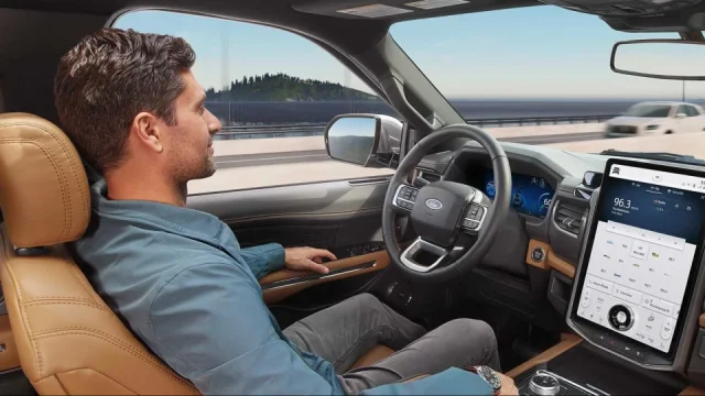 Za pokuty a nehody nově není zodpovědný řidič, ale automobilka. Vůz však musí jet na autopilota