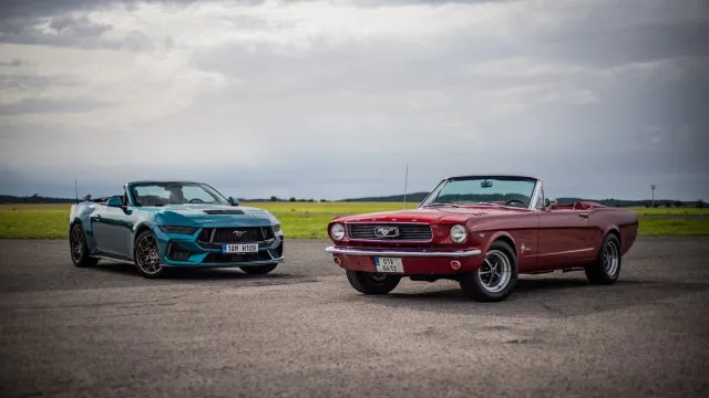 Ford Mustang Convertible z roku 1966 proti novému je krásným zakončením léta