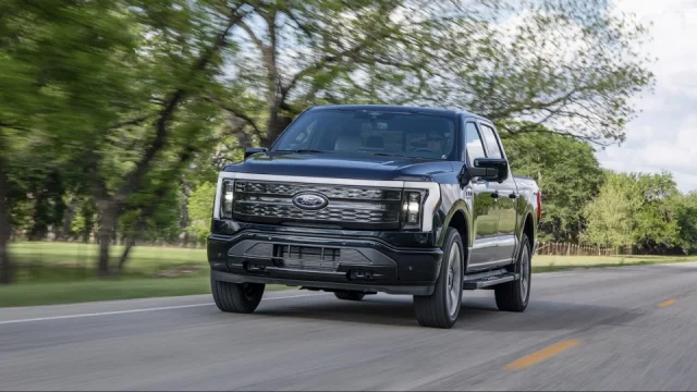 Měl být elektrickou revolucí, teď předčasně končí. Ford F-150 Lightning dostane nástupce s benzinem