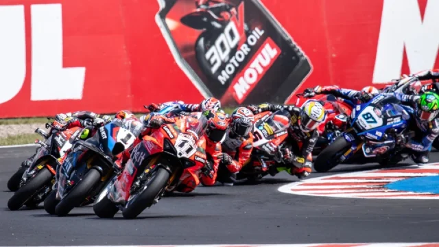 Našli jsme ideální dárky pro automobilové nadšence. Vzbudí adrenalin a zlepší dovednosti za volantem