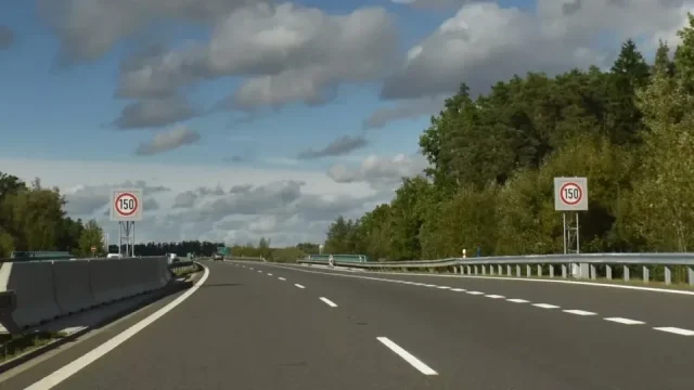 Komentář: V Česku se dá jet autem až 206 km/h bez ztráty řidičáku. Může za to nově zavedený zákon