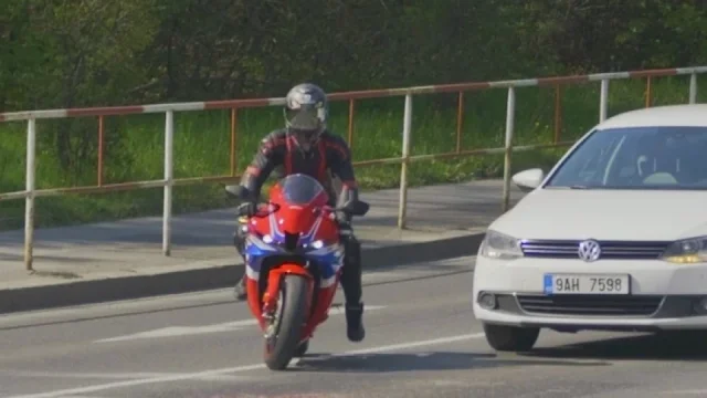 Zákaz řízení i vysoká pokuta. Motorkáři v kolonách téměř vždy porušují zákon. Většinou o tom nevědí