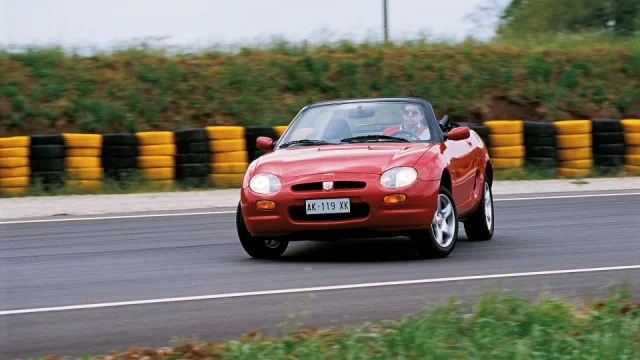 Levná sportovní auta do 100 tisíc korun: Seženete investiční Golf, slavnou MX-5 i zábavný Swift