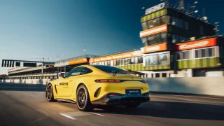 Nahlédli jsme do rodiny, ke které patří i prezident Pavel. Čpí tam benzin a spálené gumy