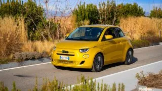 Konečně opravdu stylové auto za málo peněz. Nový Fiat 500 s benzinovým motorem stojí 409 tisíc Kč