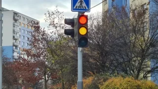 Čeští řidiči žijí v iluzi. Na semaforech není a nikdy nebyla oranžová barva. Je to lidový mýtus