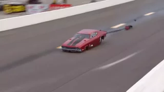 Dragsteru selhal brzdící padák při 410 km/h! Neuvěříte, o co se nakonec zastavil