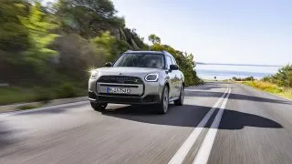 BMW v roce 2025 rostlo. Frčí emka, miníci i motork