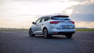 Renault Megane Grandtour je víc Simply Clever než Octavia Combi. A stojí „rozum“