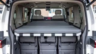 Volkswagen Multivan už dávno není určen jen na přepravu věcí. S novým paketem se v něm můžete pohodlně vyspat