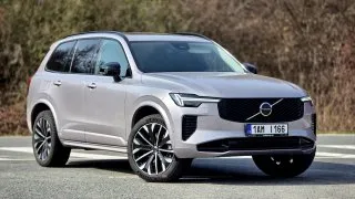 Má klasický benzinový motor, čtyřkolku a sedm míst. Vyzkoušeli jsme znovu modernizované Volvo XC90