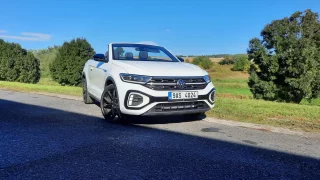 Volkswagen T-Roc Cabriolet si zvolíte, když preferujete robustnější automobil, ale nechcete se nechat připravit o pocit svěžího větru ve vlasech