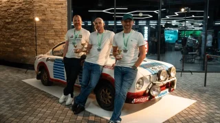 Partička novinářů porazila na závodním okruhu bývalého pilota formule 1. Byl to napínavý souboj