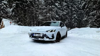 Dvoulitr, předohrab a 300 koní pod kapotou. Cupra Leon VZ chytne za nejedno petrolheadské srdíčko