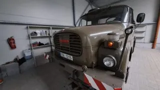 Tatra 148 s návěsem Orličan