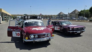 Expedice českých veteránů v prvních problémech. Policisté chtěli posádkám sebrat řidičské průkazy