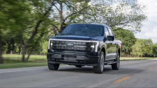 Měl být elektrickou revolucí, teď předčasně končí. Ford F-150 Lightning dostane nástupce s benzinem