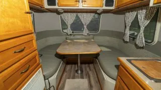 Volkswagen Type 2 s karavanem
